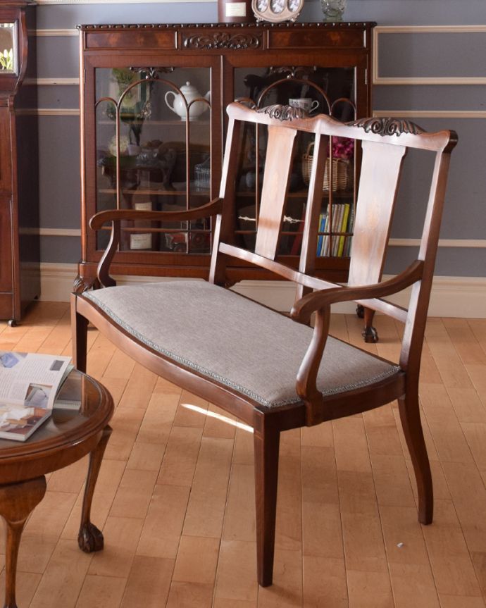 英国クラシックスタイル アンティーク チェア 象嵌が美しいアンティークチェア、マホガニー材を使ったセティ(ソファ)。2人掛けのセティって、やっぱり贅沢置いてあるだけでその場の空気感を換えてくれるんです。(k-1084-c)