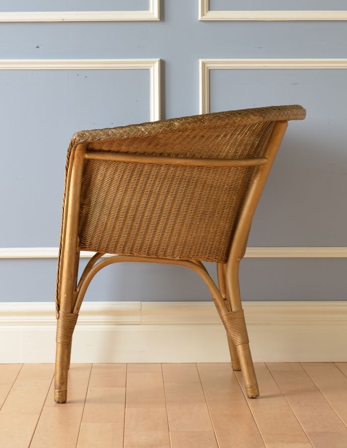 ロイドルーム アンティーク チェア イギリスのアンティークチェア、ロイドルームのリビングチェア(ゴールド色)。背もたれがゆるやかにカーブしているので、深く腰掛けるとよりリラックスできます。(k-1086-c)