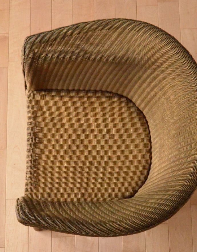 ロイドルーム アンティーク チェア イギリスのアンティークチェア、ロイドルームのリビングチェア(ゴールド色)。アンティークは新品ではないので、経年変化によるキズはありますが、専門の職人によって目立たないようにキレイにお直しをしています。(k-1086-c)