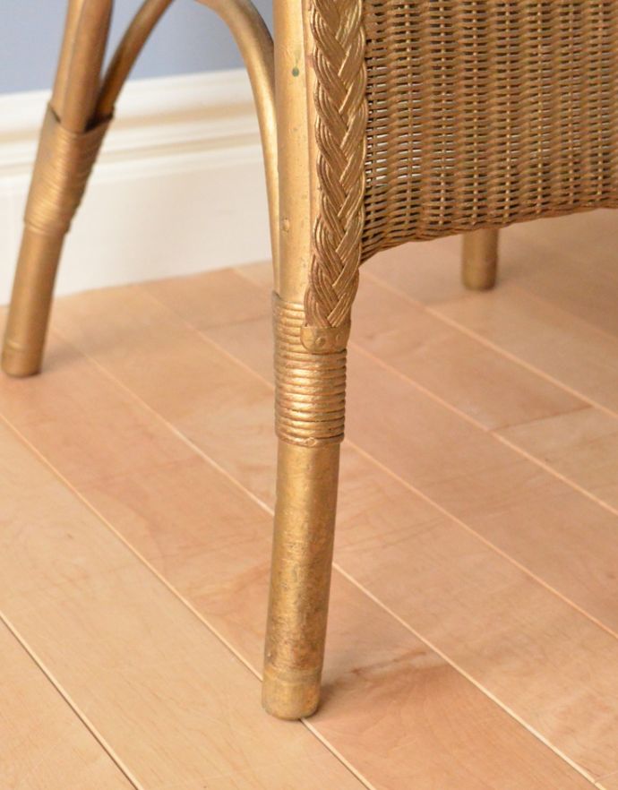 ロイドルーム アンティーク チェア イギリスのアンティークチェア、ロイドルームのリビングチェア(ゴールド色)。メンテナンスをしっかりしているので大柄な男性でも安心してお掛けください。(k-1086-c)