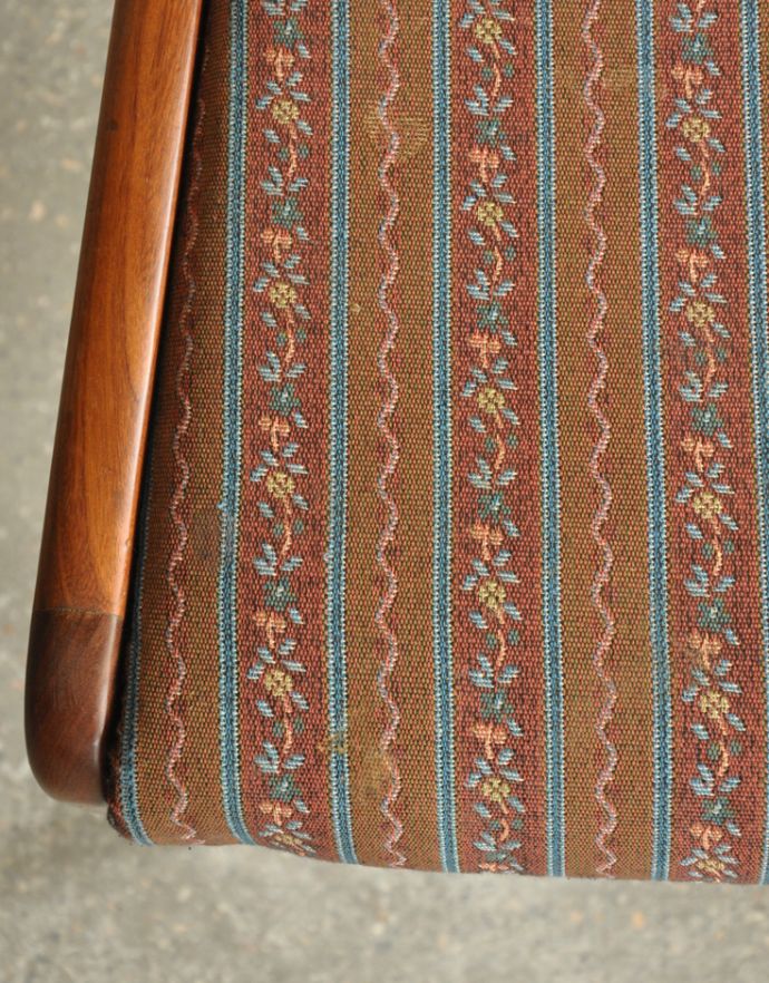 G-PLAN(Gプラン)　アンティーク チェア　カッコイイ北欧のファブリック張りのヴィンテージチェア、G-PLANのダイニングチェア。落ち着いた合わせやすいブラウンカラーに小さなお花柄の可愛い生地です。(k-1087-c)