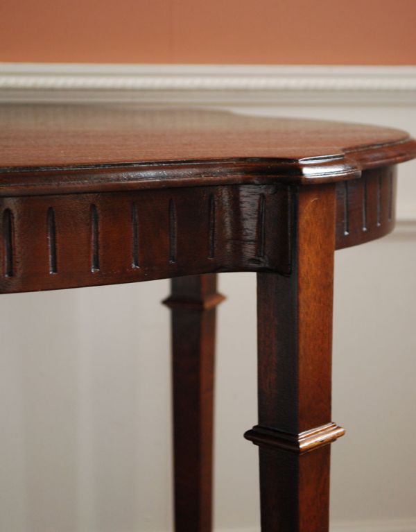 アンティークのテーブル　アンティーク家具　アンティークの英国家具、デザインがキレイなオケージョナルテーブル。とても美しい彫です。(k-1087-f)