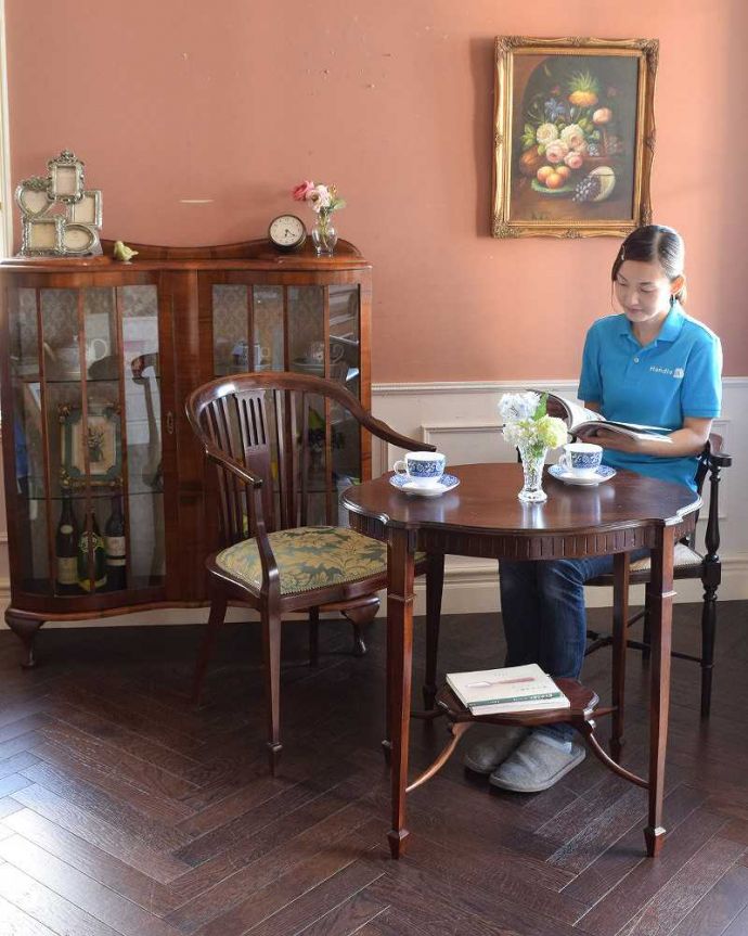 アンティークのテーブル　アンティーク家具　アンティークの英国家具、デザインがキレイなオケージョナルテーブル。いろんな使い方が出来る、便利で優雅なテーブル小さなテーブルとして便利に使えるので、使いたい場所にちょっと持って行って気軽に使ってみましょう。(k-1087-f)