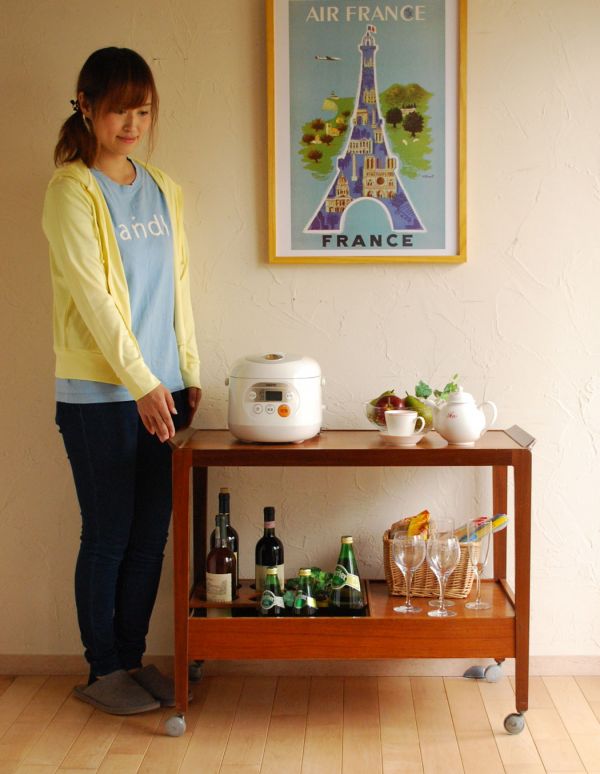 アンティークのワゴン・トローリー アンティーク家具 ナチュラルな茶色のヴィンテージ家具、多機能なトロリー(ワゴン)。コロコロ転がせば移動も楽チン!可愛いので毎日使いたくなります。(k-1090-f)