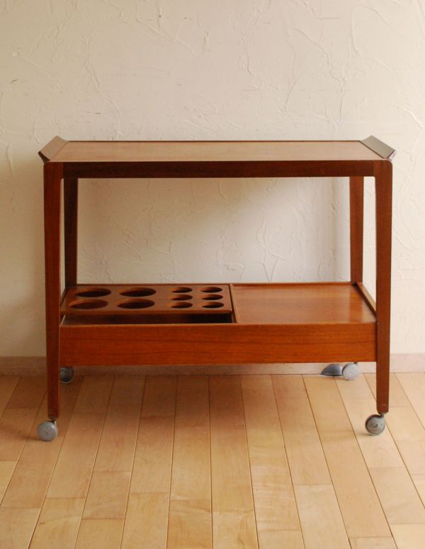 アンティークのワゴン・トローリー アンティーク家具 ナチュラルな茶色のヴィンテージ家具、多機能なトロリー(ワゴン)。ワゴンと言えば、やっぱりポットやジャー置き場。(k-1090-f)