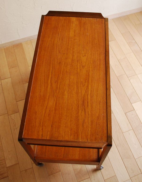 アンティークのワゴン・トローリー アンティーク家具 ナチュラルな茶色のヴィンテージ家具、多機能なトロリー(ワゴン)。天板もキレイに仕上げました。(k-1090-f)