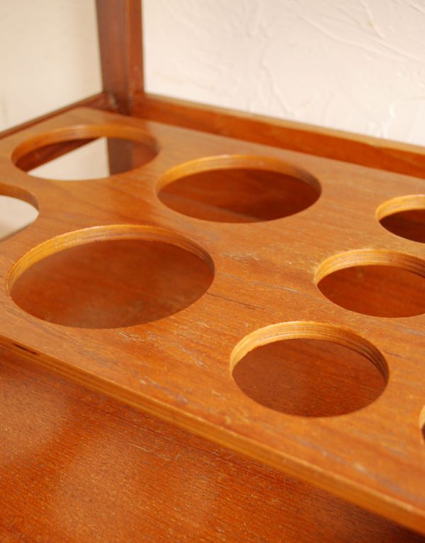 アンティークのワゴン・トローリー アンティーク家具 ナチュラルな茶色のヴィンテージ家具、多機能なトロリー(ワゴン)。ワイン立てが付いた珍しいデザインです。(k-1090-f)