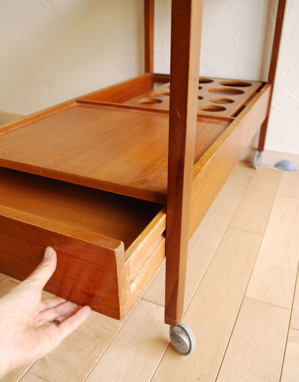 アンティークのワゴン・トローリー アンティーク家具 ナチュラルな茶色のヴィンテージ家具、多機能なトロリー(ワゴン)。ワイン立ての隣の棚は引き出しになっています。(k-1090-f)