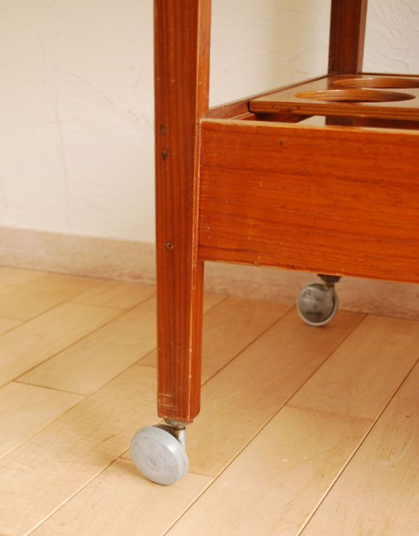 アンティークのワゴン・トローリー アンティーク家具 ナチュラルな茶色のヴィンテージ家具、多機能なトロリー(ワゴン)。きちんと調整したので、新しいものと比べるとスムーズではありませんが、ちゃんと動きます。(k-1090-f)