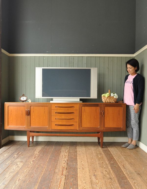 G-PLAN(Gプラン) アンティーク家具 リビングボードにオススメのヴィンテージ家具、サイドボード(Gプラン)。脚があるので軽やかな印象です。(k-1092-f)