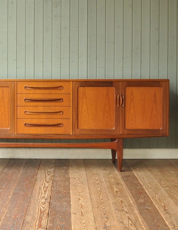 G-PLAN(Gプラン) アンティーク家具 リビングボードにオススメのヴィンテージ家具、サイドボード(Gプラン)。両サイドに両開きの扉が付いている、なんとも可愛いデザインです!縁取りがある扉の形が遠くから見ても存在感がありますよ。(k-1092-f)