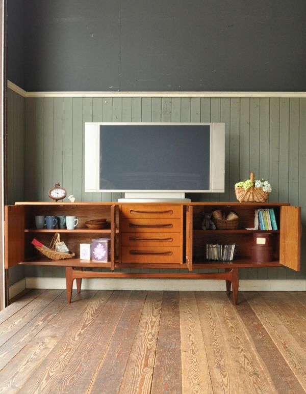 G-PLAN(Gプラン) アンティーク家具 リビングボードにオススメのヴィンテージ家具、サイドボード(Gプラン)。両サイドの扉の奥はたっぷり収納。(k-1092-f)