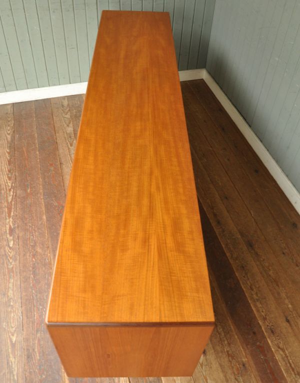 G-PLAN(Gプラン) アンティーク家具 リビングボードにオススメのヴィンテージ家具、サイドボード(Gプラン)。天板もキレイに塗装を仕上げました。(k-1092-f)