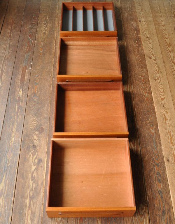 G-PLAN(Gプラン) アンティーク家具 リビングボードにオススメのヴィンテージ家具、サイドボード(Gプラン)。引き出しがあるので細かいものもしまえます。(k-1092-f)