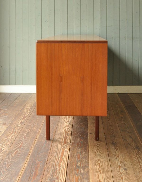 G-PLAN(Gプラン) アンティーク家具 リビングボードにオススメのヴィンテージ家具、サイドボード(Gプラン)。サイドから見てもキレイな状態です。(k-1092-f)