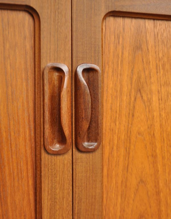 G-PLAN(Gプラン) アンティーク家具 リビングボードにオススメのヴィンテージ家具、サイドボード(Gプラン)。シンプルでカッコいい取っ手も北欧家具っぽいデザインが素敵。(k-1092-f)