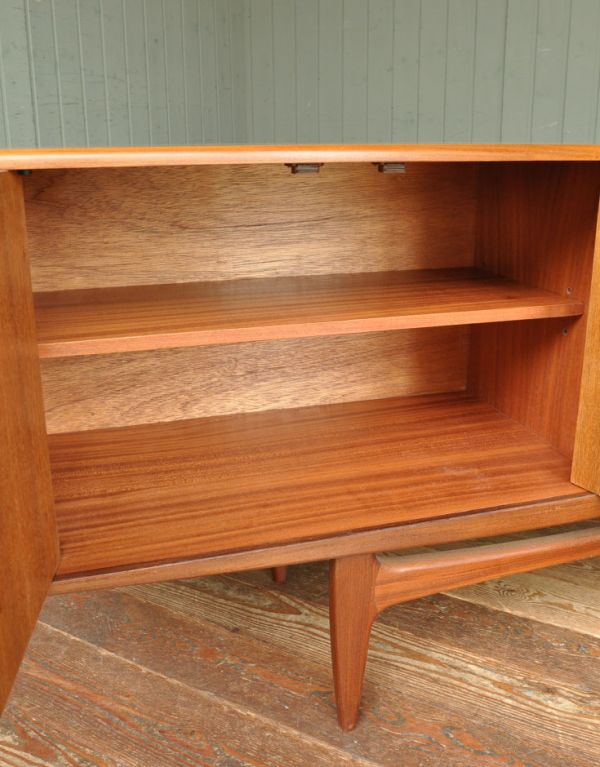 G-PLAN(Gプラン) アンティーク家具 リビングボードにオススメのヴィンテージ家具、サイドボード(Gプラン)。左右の扉内には、棚板が付いているのできちんと整理整頓ができます。(k-1092-f)