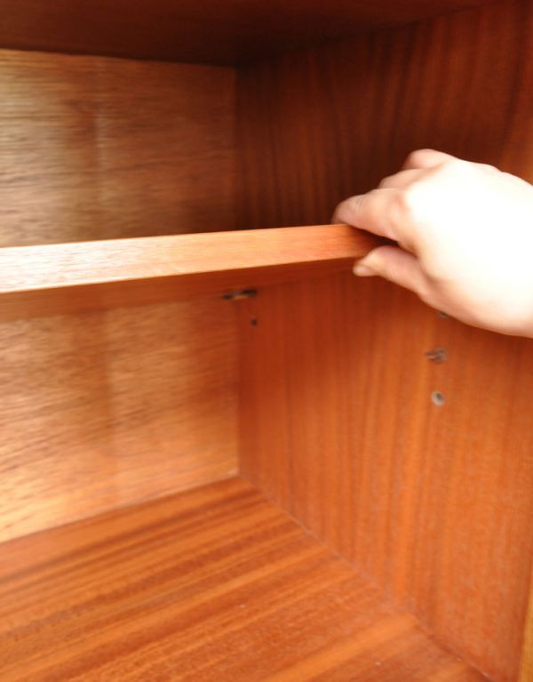 G-PLAN(Gプラン) アンティーク家具 リビングボードにオススメのヴィンテージ家具、サイドボード(Gプラン)。3.5cmピッチで3ヶ所にダボ穴があります。(k-1092-f)