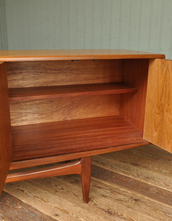 G-PLAN(Gプラン) アンティーク家具 リビングボードにオススメのヴィンテージ家具、サイドボード(Gプラン)。DVDとレコーダーが一緒に収納できるような広々とした収納です。(k-1092-f)