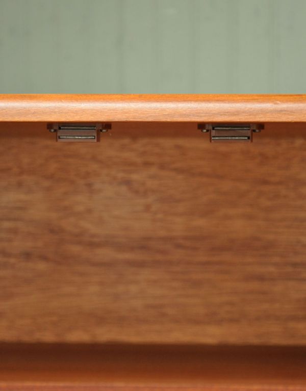 G-PLAN(Gプラン) アンティーク家具 リビングボードにオススメのヴィンテージ家具、サイドボード(Gプラン)。扉の開け閉めがしやすいよう、マグネットを取り付けてあります。(k-1092-f)