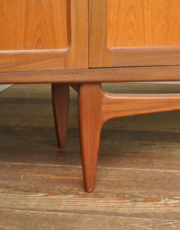 G-PLAN(Gプラン) アンティーク家具 リビングボードにオススメのヴィンテージ家具、サイドボード(Gプラン)。きちんと支えます。(k-1092-f)