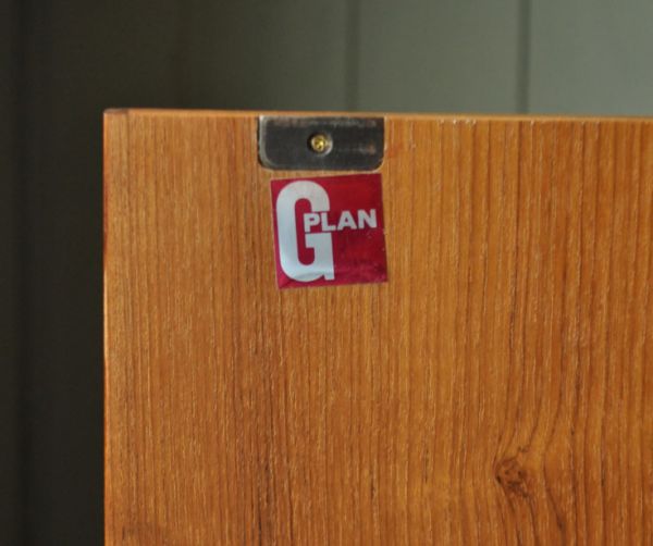 G-PLAN(Gプラン) アンティーク家具 リビングボードにオススメのヴィンテージ家具、サイドボード(Gプラン)。扉の内側に「G-PLAN」のロゴステッカーが付いていました。(k-1092-f)