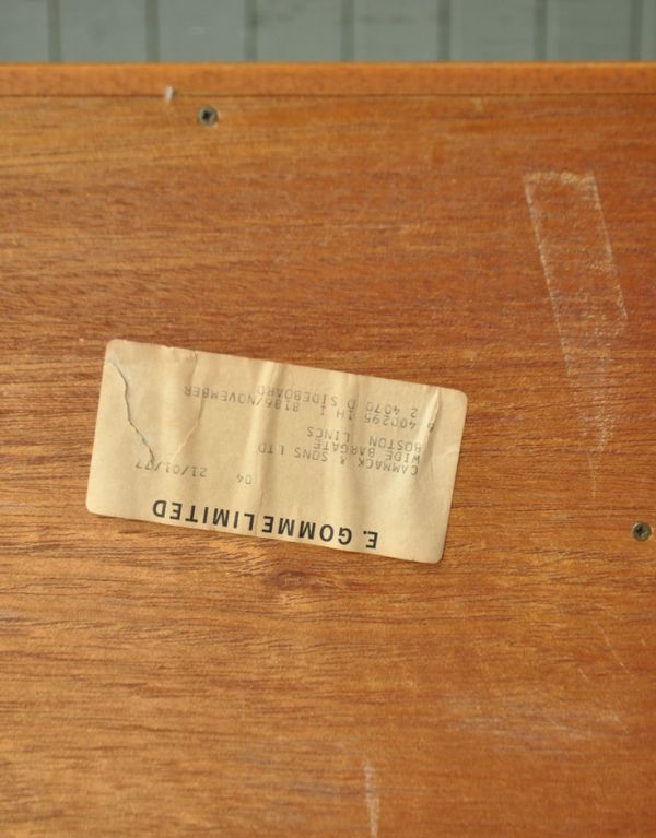 G-PLAN(Gプラン) アンティーク家具 リビングボードにオススメのヴィンテージ家具、サイドボード(Gプラン)。裏側にE.GOMMEのシールが残っていました。(k-1092-f)