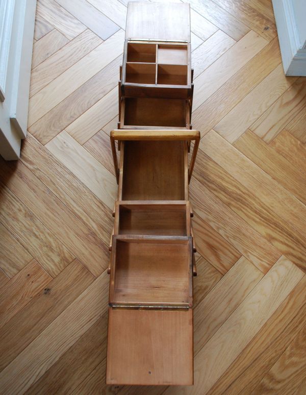 ソーイングボックス　アンティーク家具　木のイギリスアンティークの道具　趣味を楽しむソーイングボックス。３段に分けて収納できます。(k-1093-f)