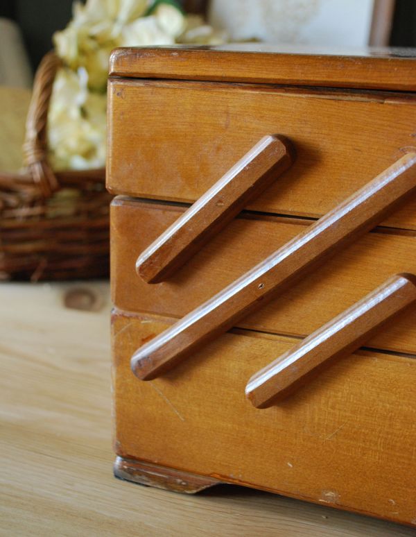 ソーイングボックス　アンティーク家具　木のイギリスアンティークの道具　趣味を楽しむソーイングボックス。きちんと修復してお届けしますので、閉じているときもキレイに収まっています。(k-1093-f)