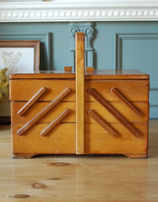 ソーイングボックス　アンティーク家具　木のイギリスアンティークの道具　趣味を楽しむソーイングボックス。コンパクトな脚なしタイプです。(k-1093-f)