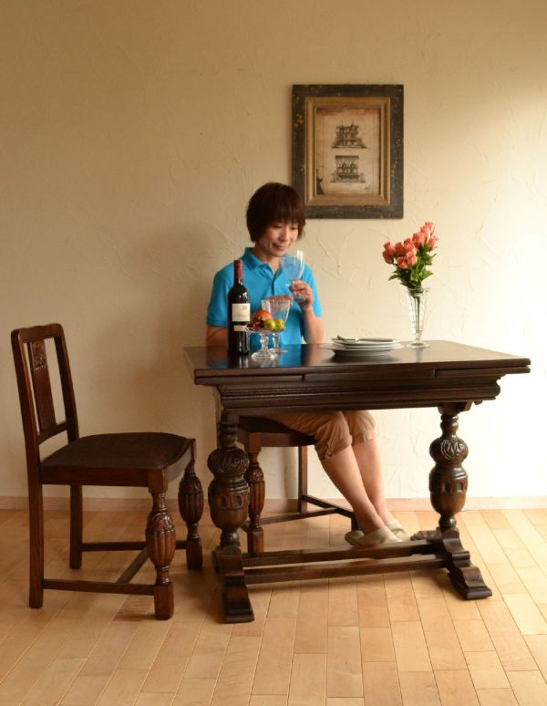 ロイドテーブル アンティーク家具 イギリスのアンティーク家具、重厚な脚のドローリーフテーブル(ダイニングテーブル)。閉じるとコンパクトになるのでアパートや一人住まいの方にもオススメ!食事、お茶の時間、パソコンや書き物、すべてこのテーブルでバッチリです。(k-1094-f)