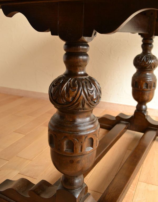 ロイドテーブル アンティーク家具 イギリスのアンティーク家具、重厚な脚のドローリーフテーブル(ダイニングテーブル)。ゴージャスな装飾がポイントになっています。(k-1094-f)