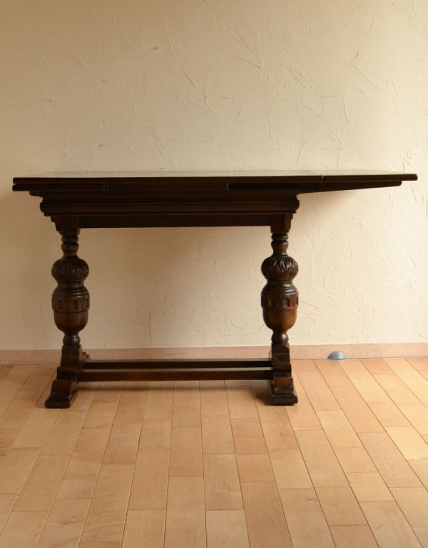 ロイドテーブル アンティーク家具 イギリスのアンティーク家具、重厚な脚のドローリーフテーブル(ダイニングテーブル)。片開きの状態でも使って頂けますよ!3〜4人掛けでゆったりと使えます。(k-1094-f)