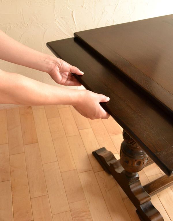 ロイドテーブル アンティーク家具 イギリスのアンティーク家具、重厚な脚のドローリーフテーブル(ダイニングテーブル)。天板は引っ張り出すだけであっという間に大きくなります。(k-1094-f)