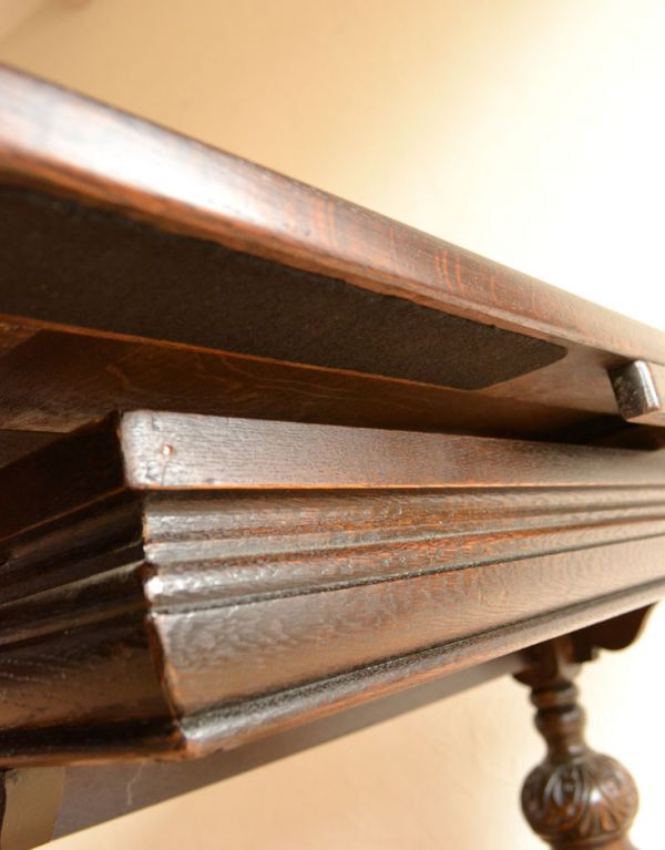 ロイドテーブル アンティーク家具 イギリスのアンティーク家具、重厚な脚のドローリーフテーブル(ダイニングテーブル)。天板の隅々にまで細やかな装飾が施されています。(k-1094-f)