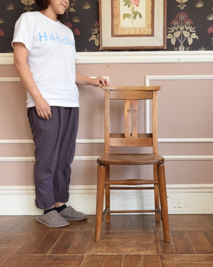 板座面　アンティーク チェア　人気のクロスモチーフに、聖書入れも付いたイギリスのアンティークチャペルチェア。シンプルなデザインなので合わせやすいですよ！足元の桟は昔、荷物置き場に使われていたもの。(k-1095-c)