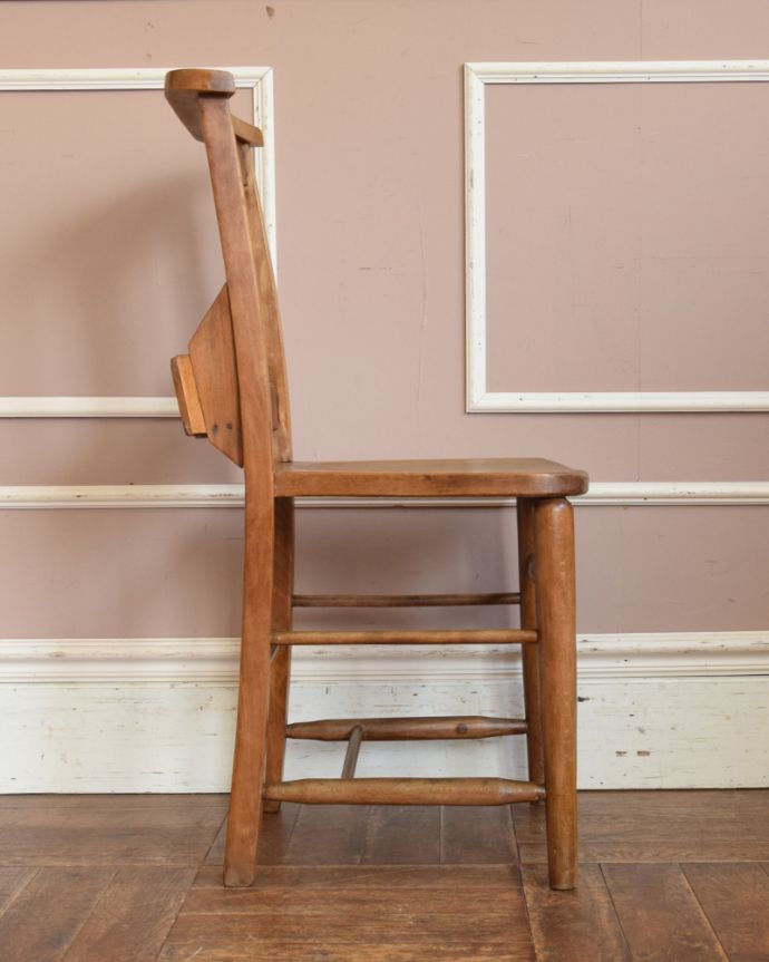 板座面　アンティーク チェア　人気のクロスモチーフに、聖書入れも付いたイギリスのアンティークチャペルチェア。しっかりと支えてくてる背もたれの角度は、長く座っていても疲れません。(k-1095-c)