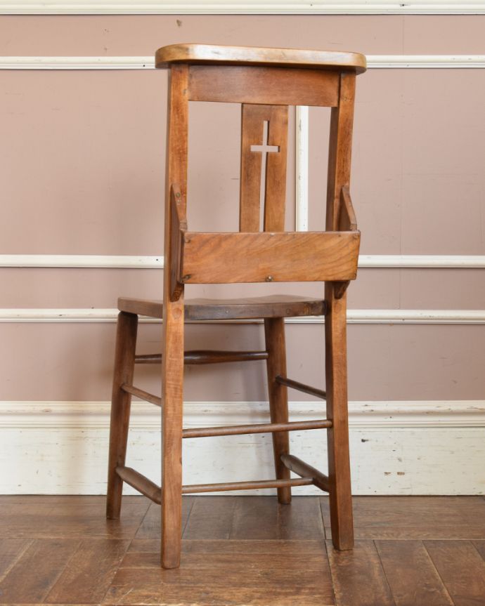 板座面　アンティーク チェア　人気のクロスモチーフに、聖書入れも付いたイギリスのアンティークチャペルチェア。背もたれにクロスモチーフ入りは後ろから見ても可愛いアクセントになっています。(k-1095-c)