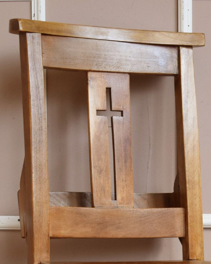 板座面　アンティーク チェア　人気のクロスモチーフに、聖書入れも付いたイギリスのアンティークチャペルチェア。キズや汚れ、木目や色は1脚1脚微妙に違いますが、どれもキレイに仕上げています。(k-1095-c)