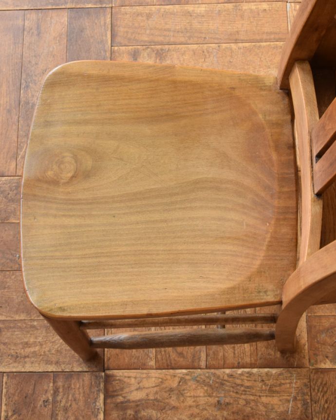 板座面　アンティーク チェア　人気のクロスモチーフに、聖書入れも付いたイギリスのアンティークチャペルチェア。座面には、座ぐりと言って、長時間座ってお話を聞いてもラクなようにお尻の形に彫が入っています。(k-1095-c)