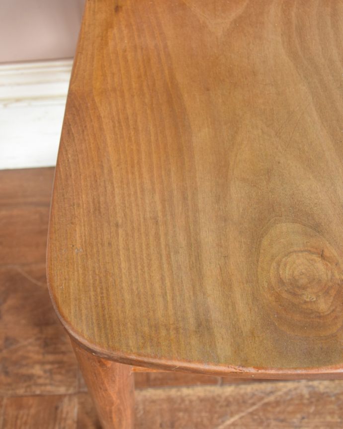 板座面　アンティーク チェア　人気のクロスモチーフに、聖書入れも付いたイギリスのアンティークチャペルチェア。角が丸いので小さなお子様にも安心です。(k-1095-c)