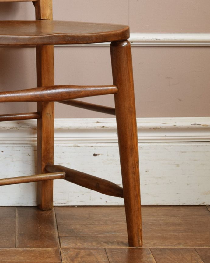 板座面　アンティーク チェア　人気のクロスモチーフに、聖書入れも付いたイギリスのアンティークチャペルチェア。しっかりメンテナンスをしているので、大柄な男性が座っても大丈夫です。(k-1095-c)