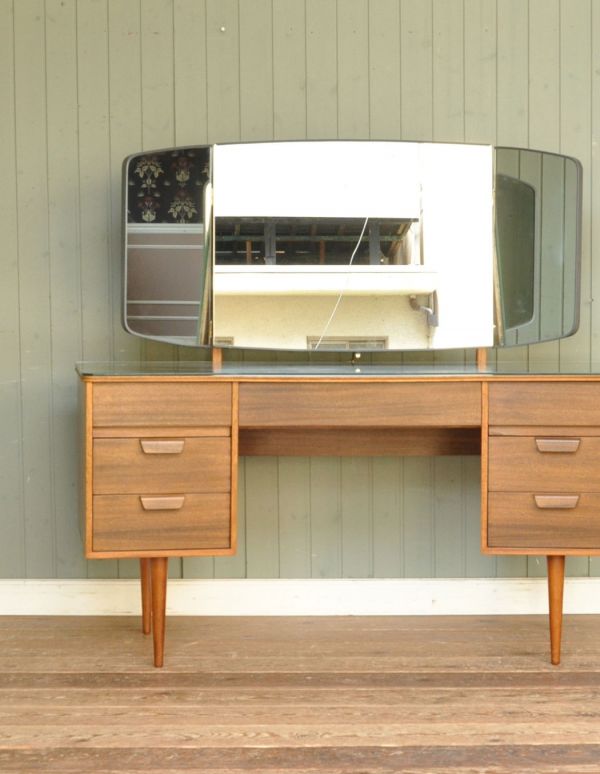 サイドバイサイド　アンティーク家具　北欧スタイルのヴィンテージ家具、三面鏡のドレッシングテーブル。ドライヤーなどの家電もオシャレに見えてしまいます。(k-1097-f)