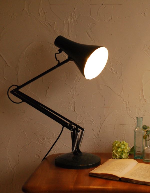 スタンドライト　照明・ライティング　北欧の暮らしにおしゃれなデスクランプ（アングルポイズ）APEX90。落ち着いたシックなグリーンカラー。(k-1097-z)