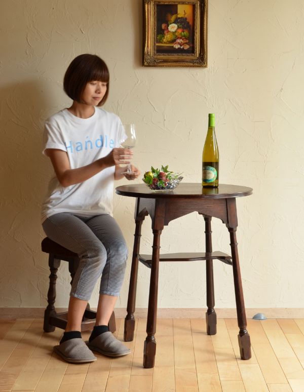 ロイドテーブル　アンティーク家具　イギリスのおしゃれなアンティーク家具、木製のパブテーブル。そっと壁に付けて置くだけで、オシャレな雰囲気に。(k-1098-f)