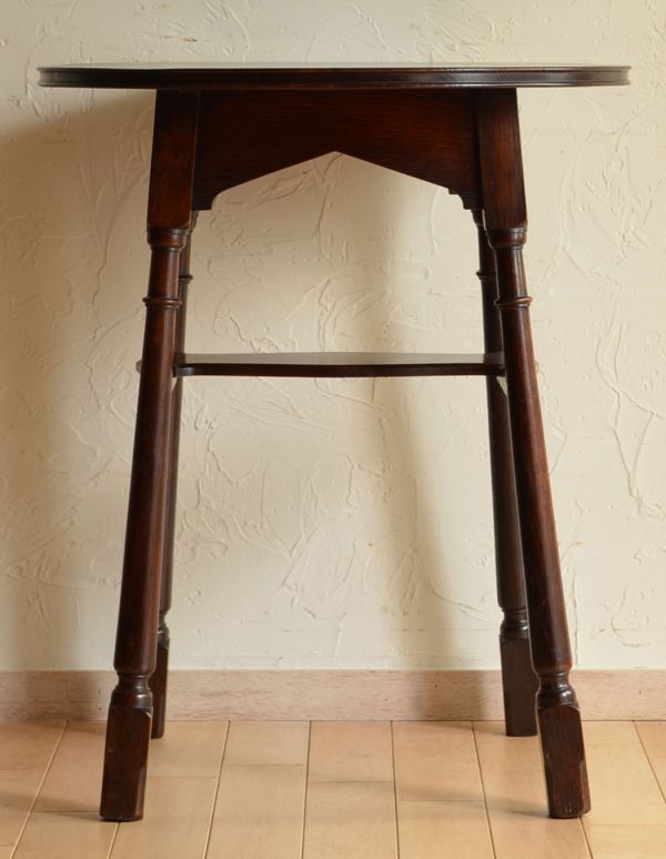 ロイドテーブル　アンティーク家具　イギリスのおしゃれなアンティーク家具、木製のパブテーブル。高級感漂う大人っぽいデザインの脚。(k-1098-f)