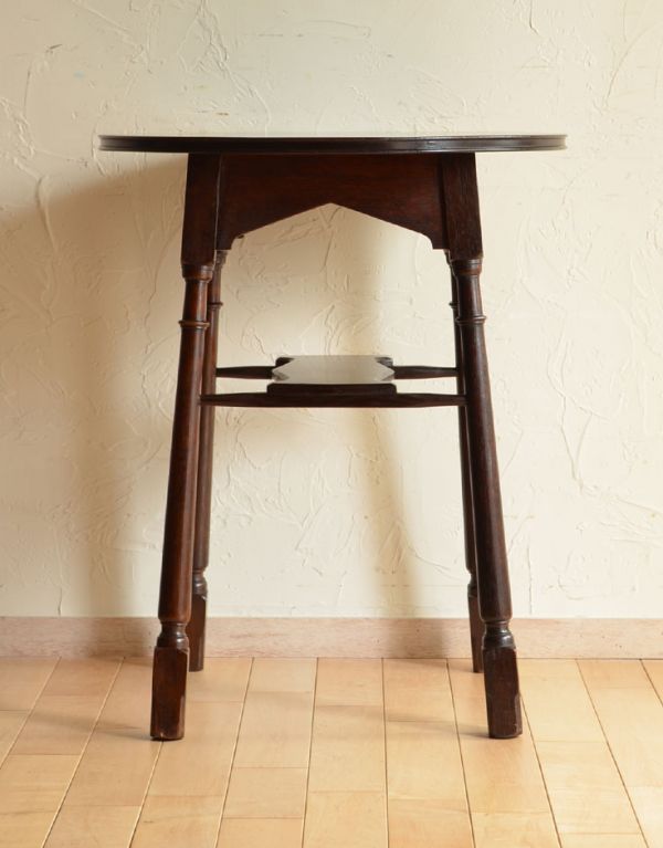 ロイドテーブル　アンティーク家具　イギリスのおしゃれなアンティーク家具、木製のパブテーブル。サイドから見ても美しいです。(k-1098-f)