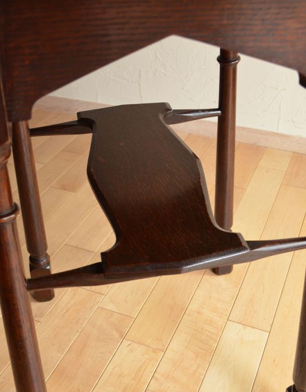 ロイドテーブル　アンティーク家具　イギリスのおしゃれなアンティーク家具、木製のパブテーブル。下にはちょっとした物置があります。(k-1098-f)