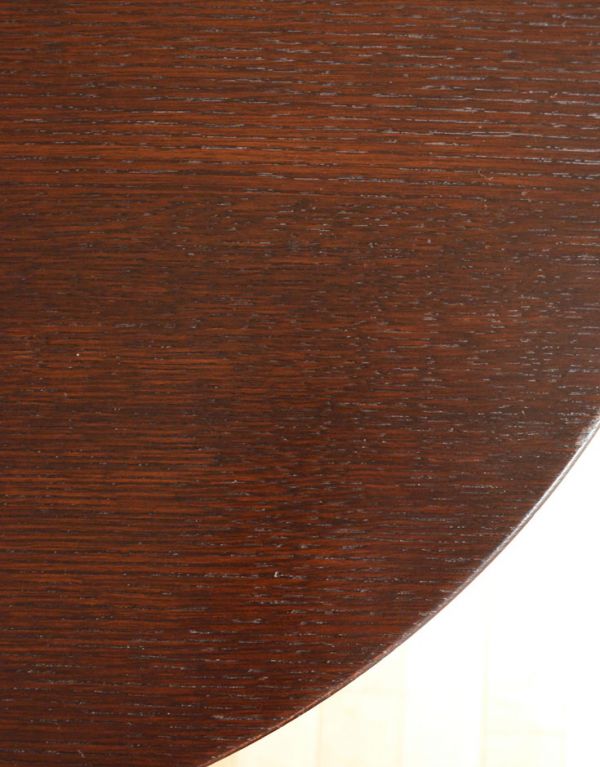 ロイドテーブル　アンティーク家具　イギリスのおしゃれなアンティーク家具、木製のパブテーブル。角が丸いので小さなお子様にも安全です。(k-1098-f)