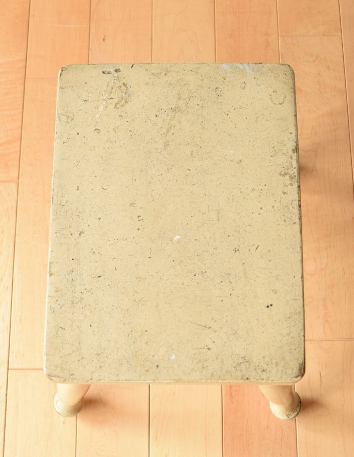 板座面 アンティーク チェア 可愛らしい小さなアンティークチェア、ペイント仕上げのスツール。キレイな座面です。(k-1099-c)